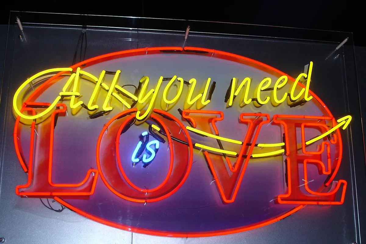 Neonskylt med texten All you need is love