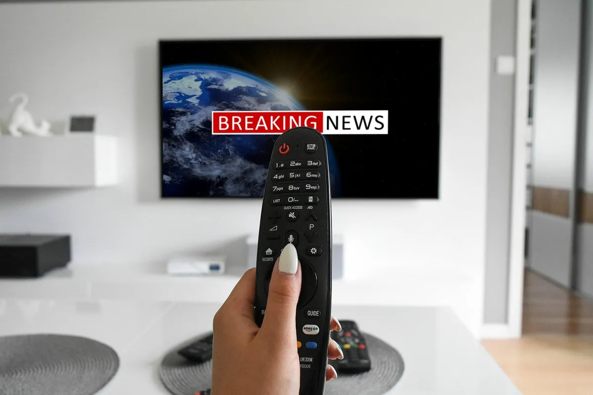Fjärrkontroll riktad mot en tv
