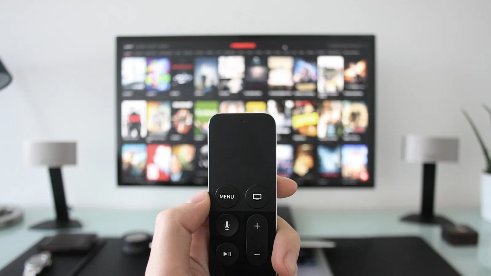 Fjärrkontroll framför en tv