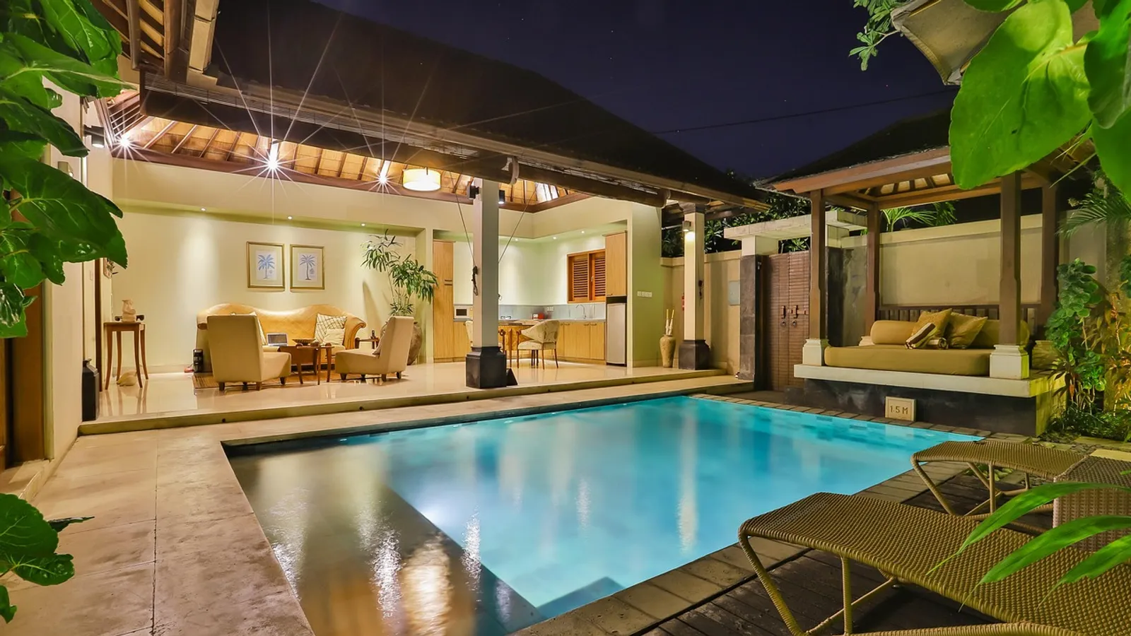 Villa med pool i kvällsljus