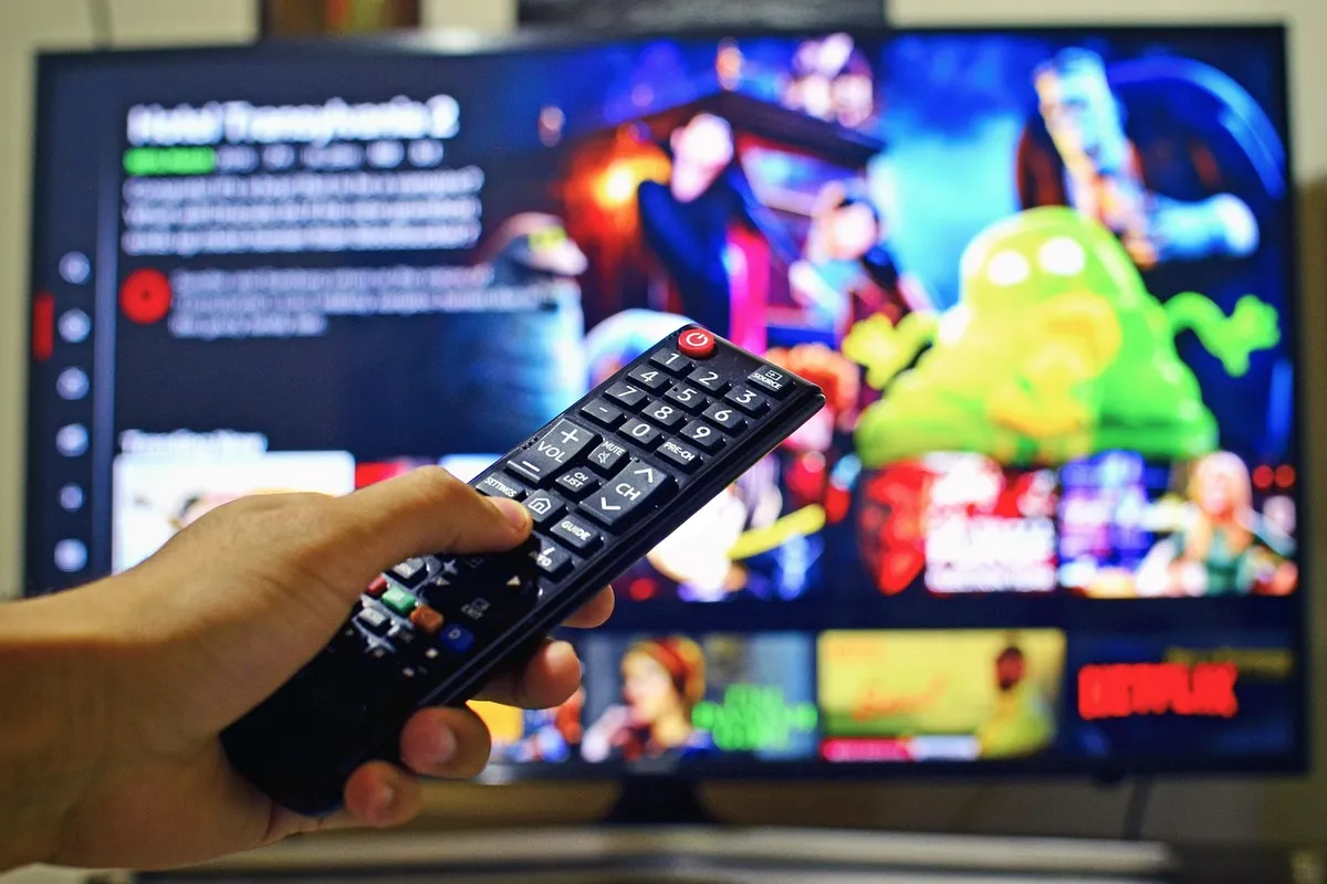 Fjärrkontroll framför en tv-meny